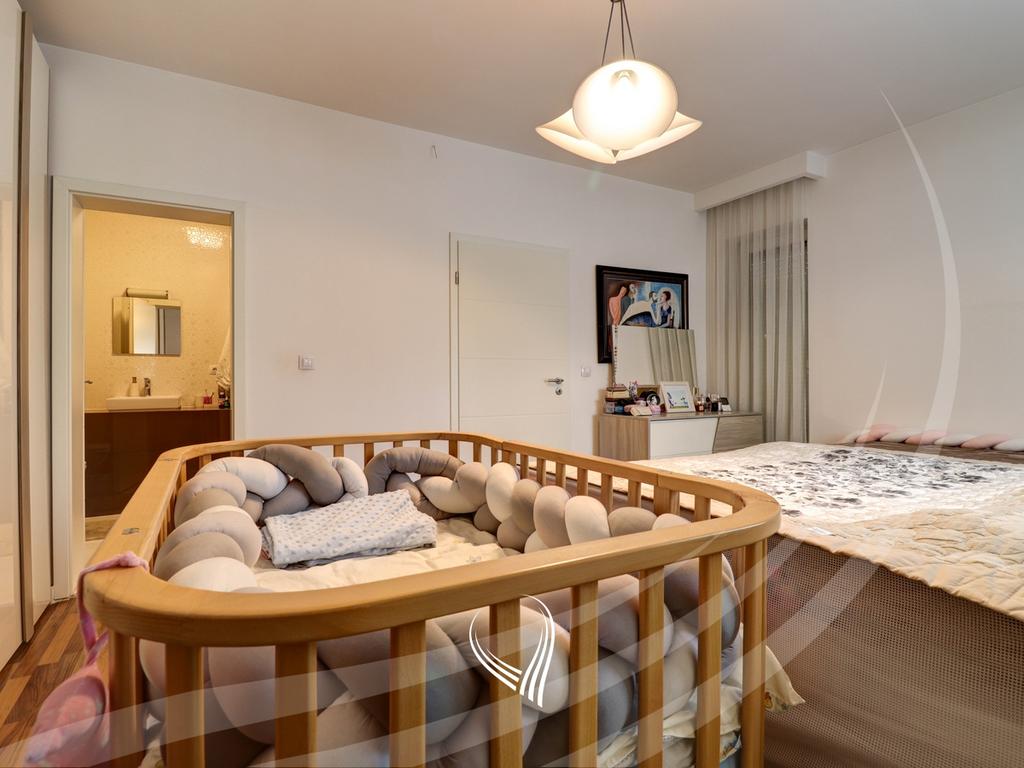 Shtëpi me 3 dhoma gjumi me qira në lagjen Marigona Residence13