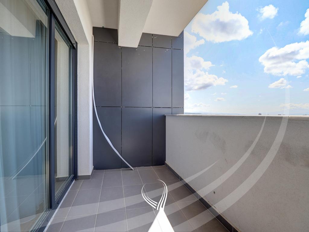 Penthouse me 3 dhoma gjumi me qira në lagjen Bregu i Diellit16