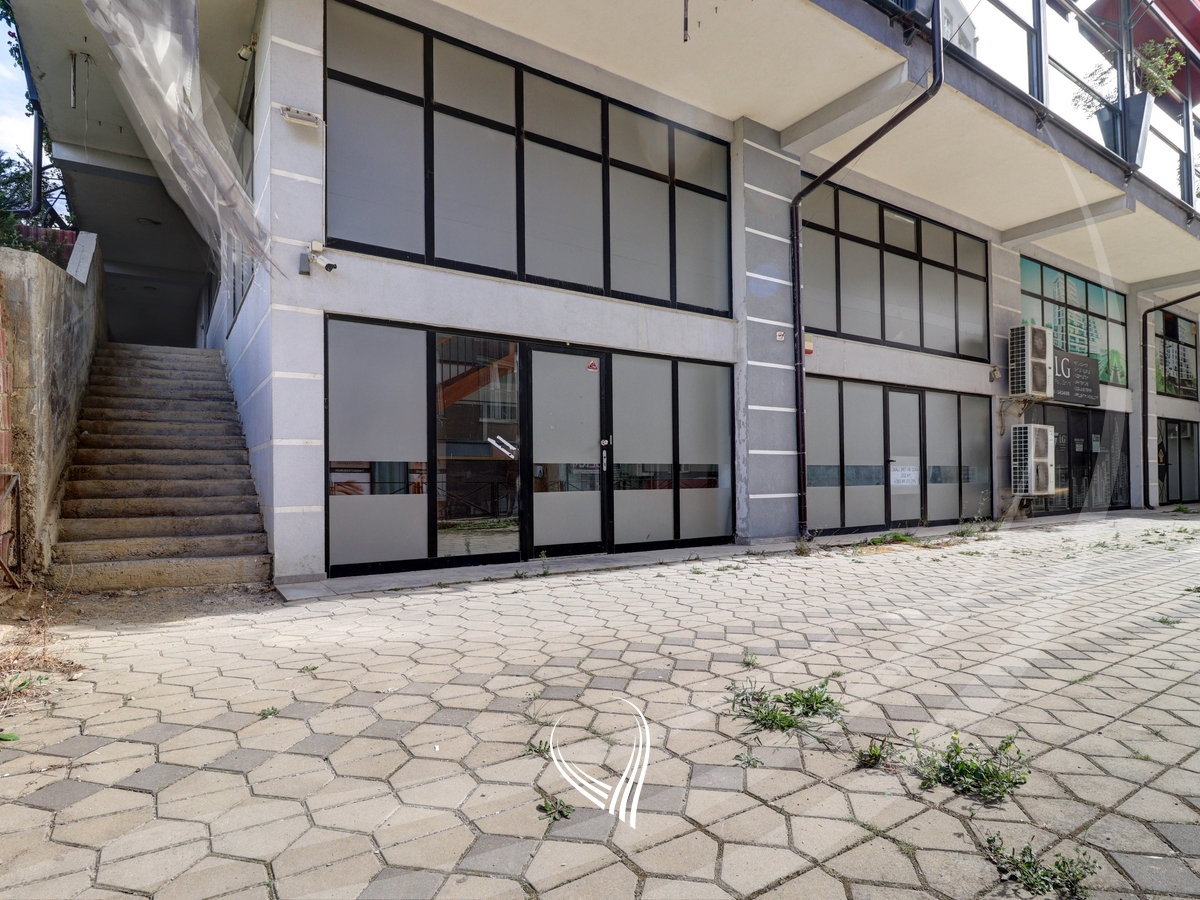 Lokal 212m2 me qira në lagjen Mati 116