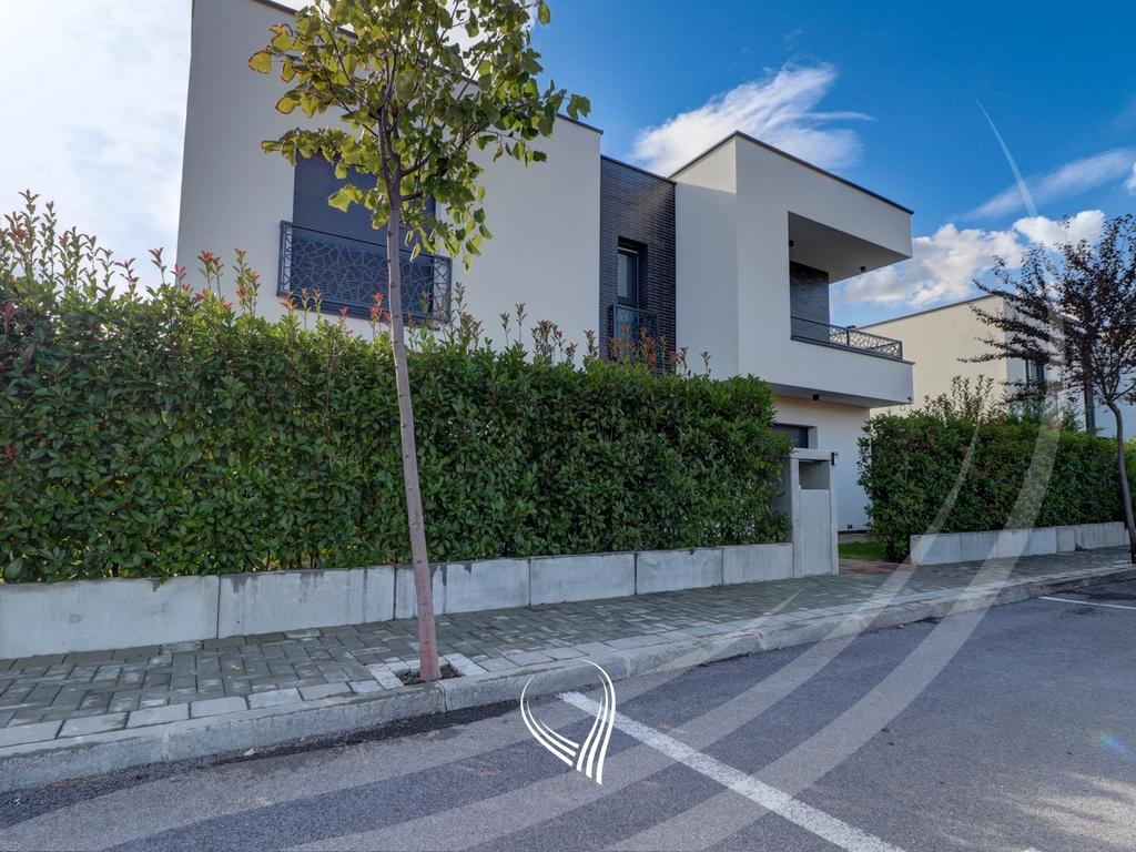4-bedroom rental house in the Swiss Village neighborhood23