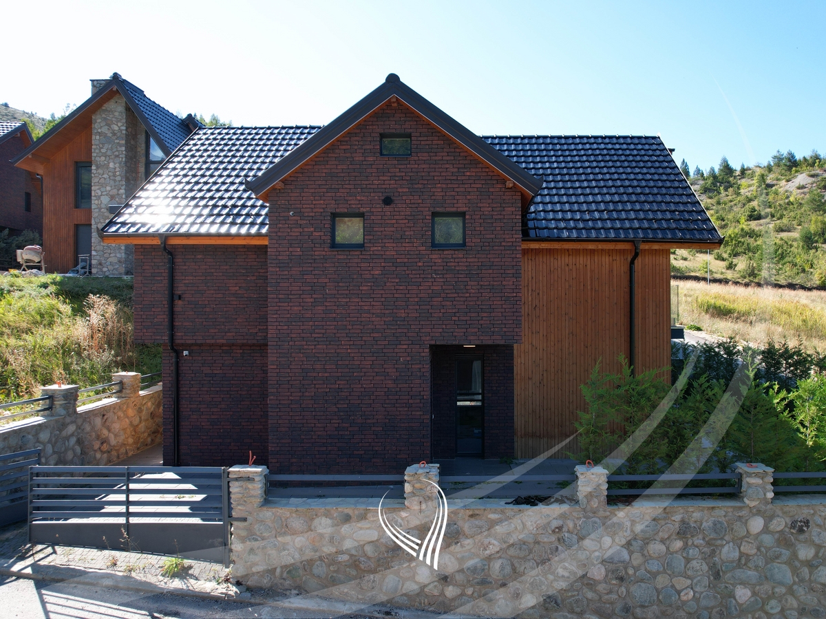 200m2 villa for sale in Brezovicë24