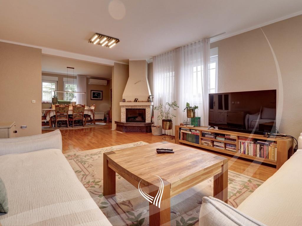 Shtëpi me 700m2 në shitje në lagjen Velania