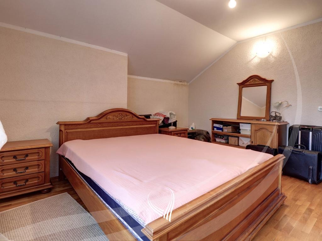 Shtëpi me 700m2 në shitje në lagjen Velania6