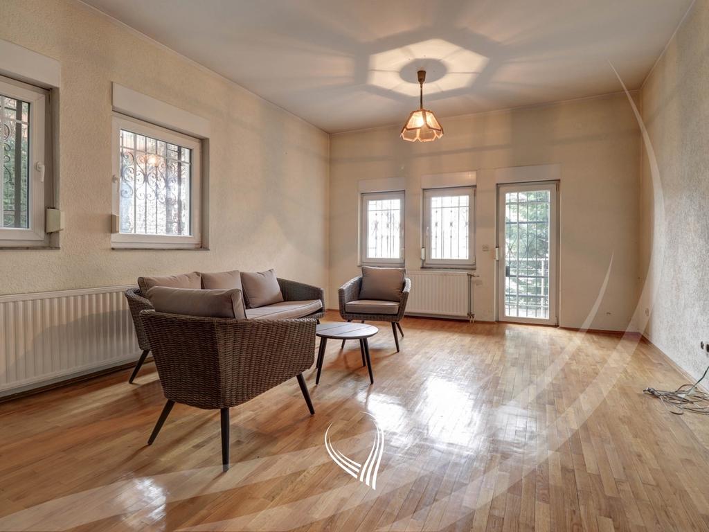 Shtëpi me 700m2 në shitje në lagjen Velania8