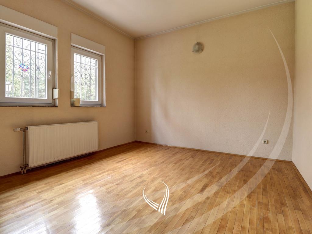 Shtëpi me 700m2 në shitje në lagjen Velania22