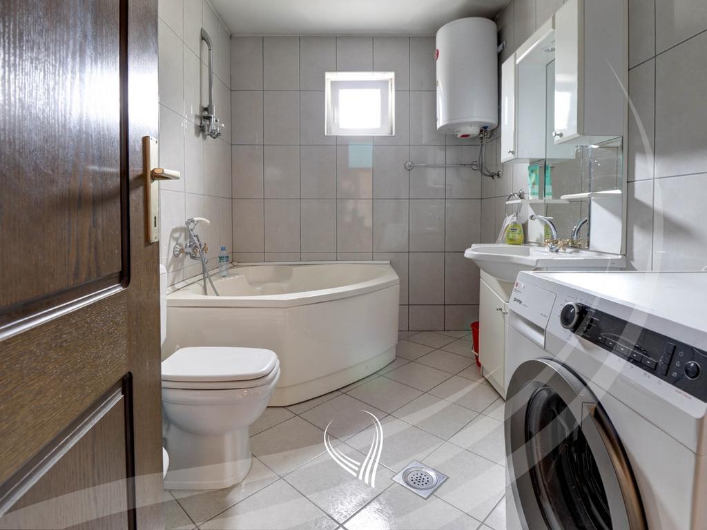 Shtëpi me 700m2 në shitje në lagjen Velania30