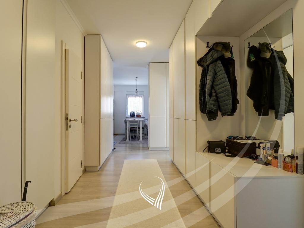 Banesë me 3 dhoma gjumi në shitje në lagjen Mati 110