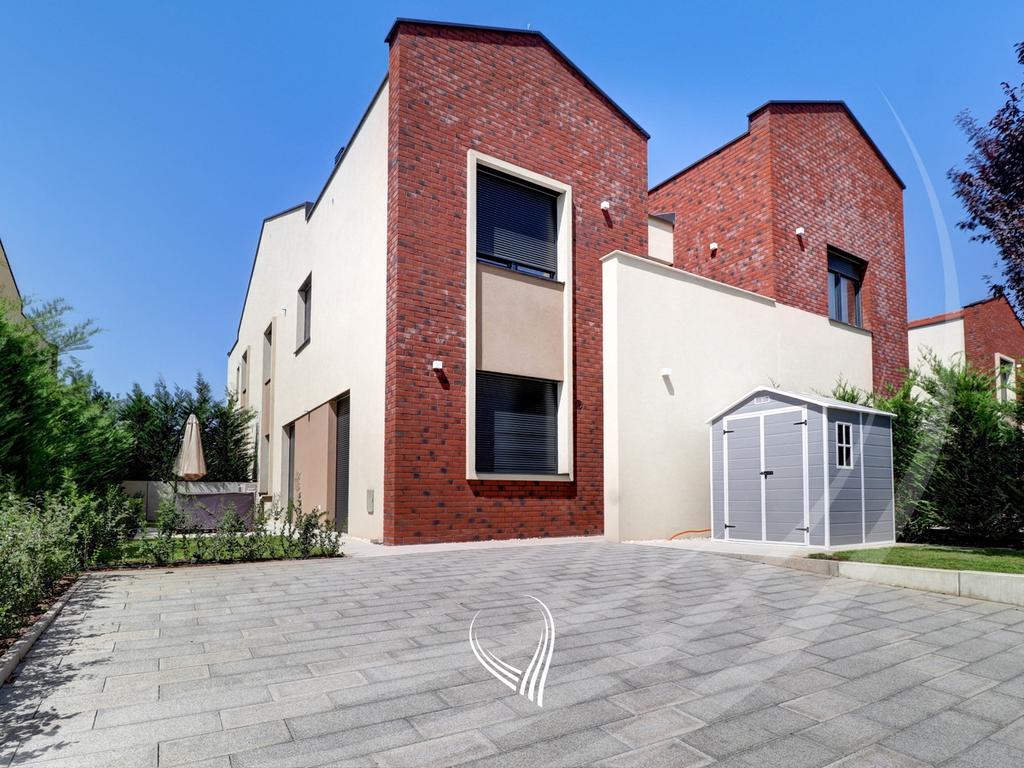 Shtëpi me 3 dhoma gjumi me qira në lagjen Qershia Village