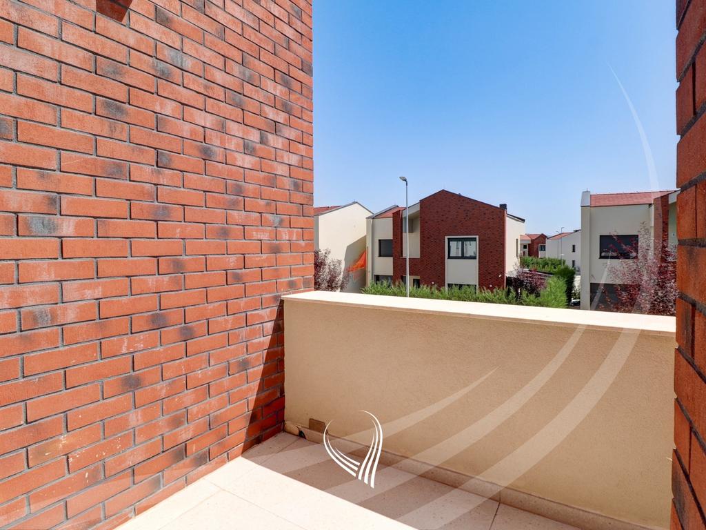 Shtëpi me 3 dhoma gjumi me qira në lagjen Qershia Village11