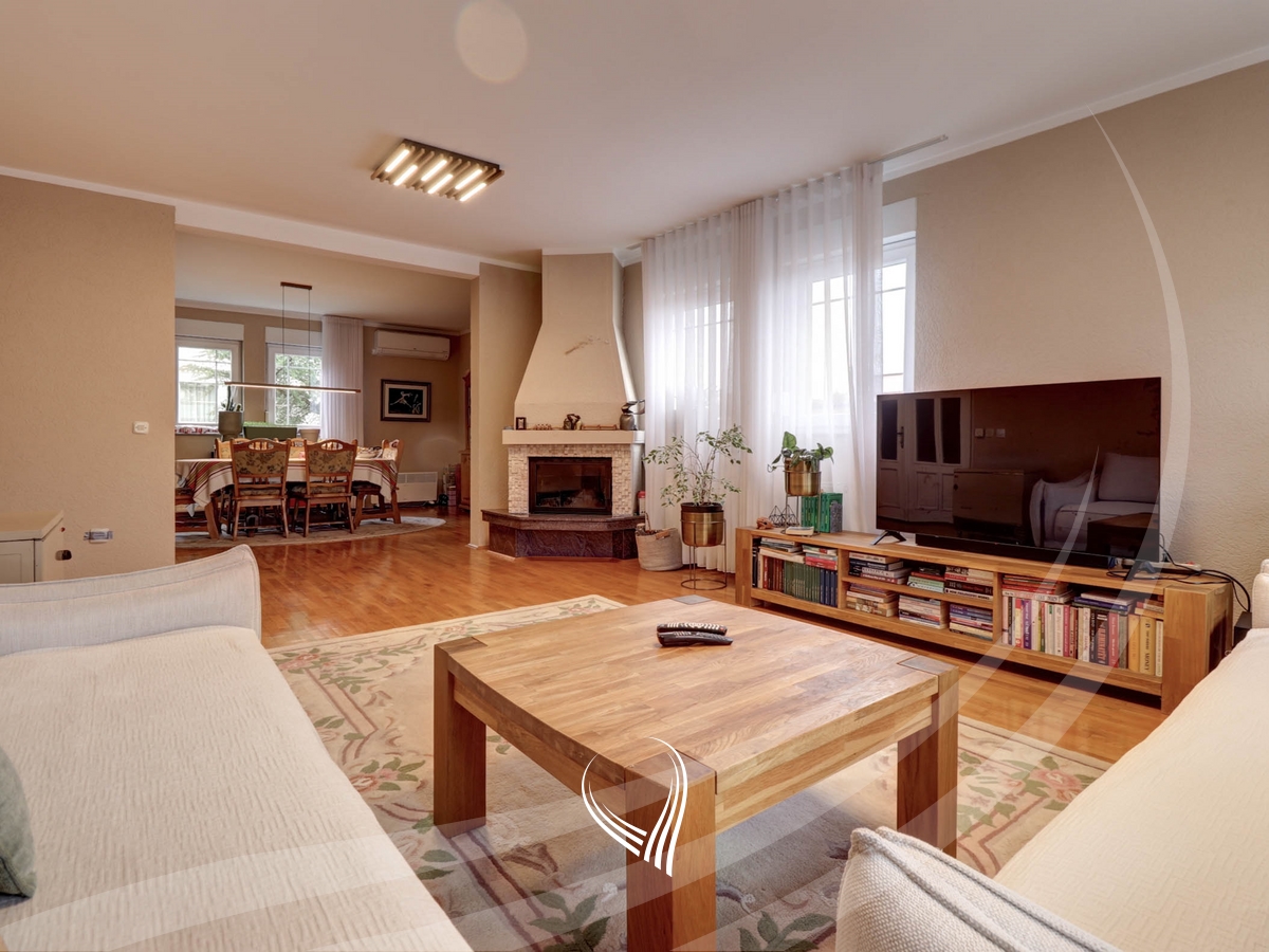 Shtëpi me 700m2 në shitje në lagjen Velania0