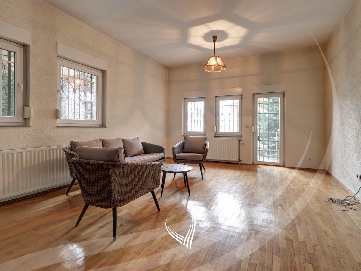 Shtëpi me 700m2 në shitje në lagjen Velania8