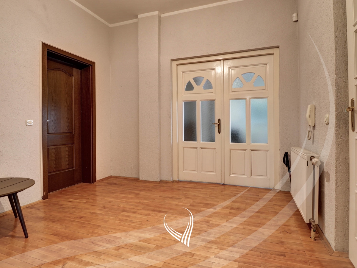 Shtëpi me 700m2 në shitje në lagjen Velania21