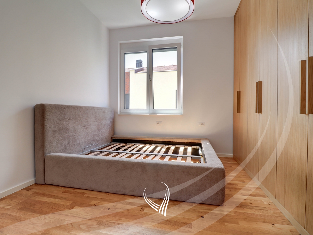 Shtëpi me 3 dhoma gjumi me qira në lagjen Qershia Village8