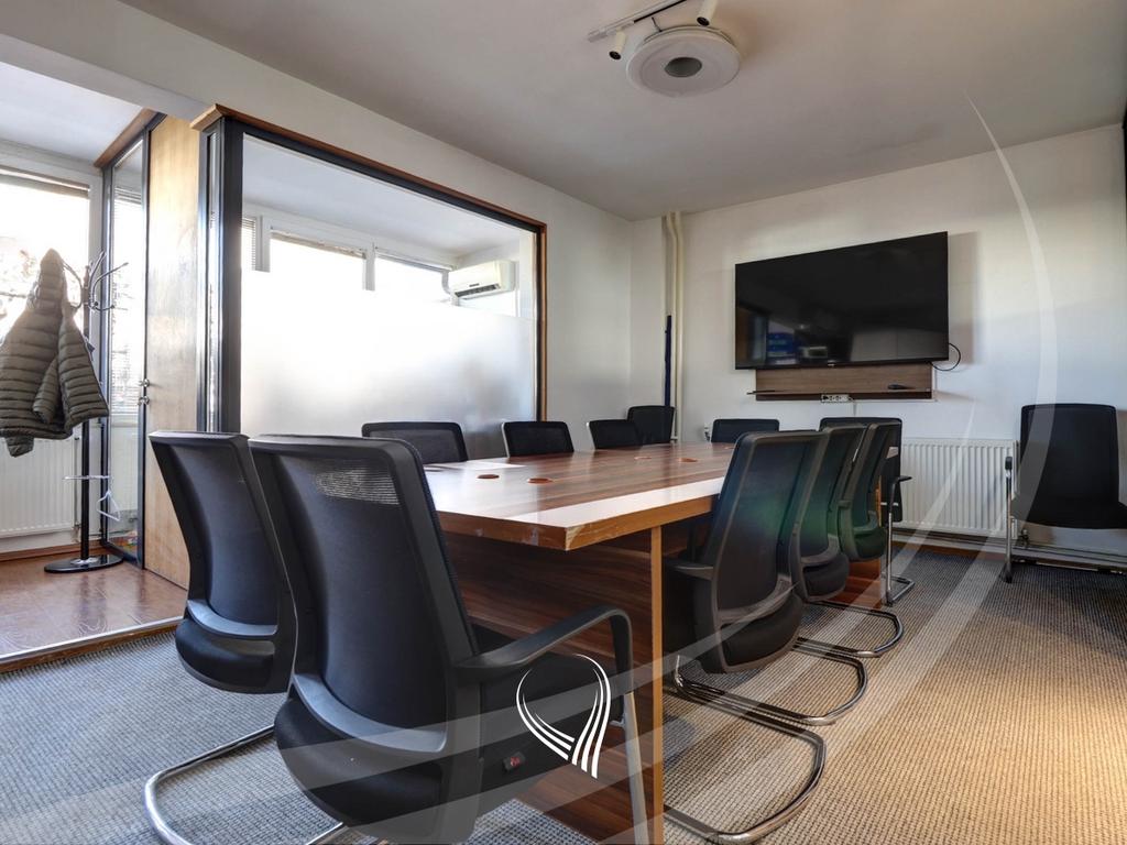 Zyre me 6 dhoma pune me qira në Qendër