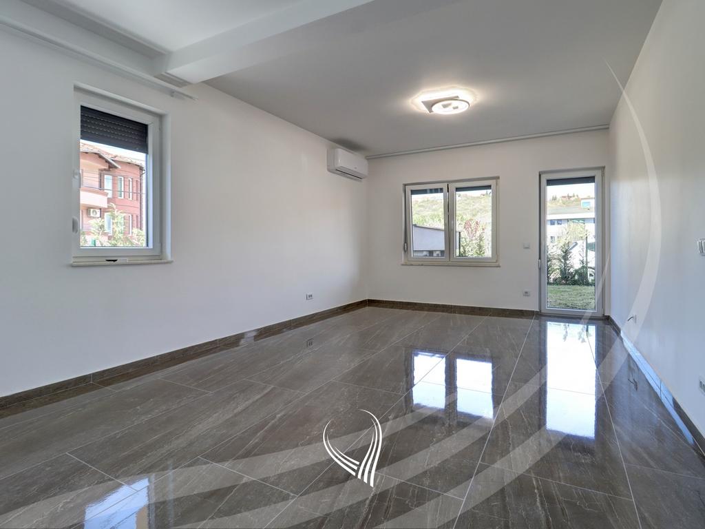 Shtëpi me 3 dhoma gjumi me qira në lagjen Sofalia