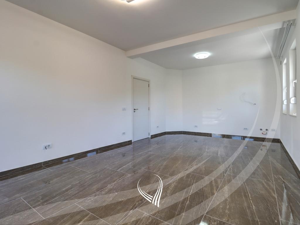 Shtëpi me 3 dhoma gjumi me qira në lagjen Sofalia2