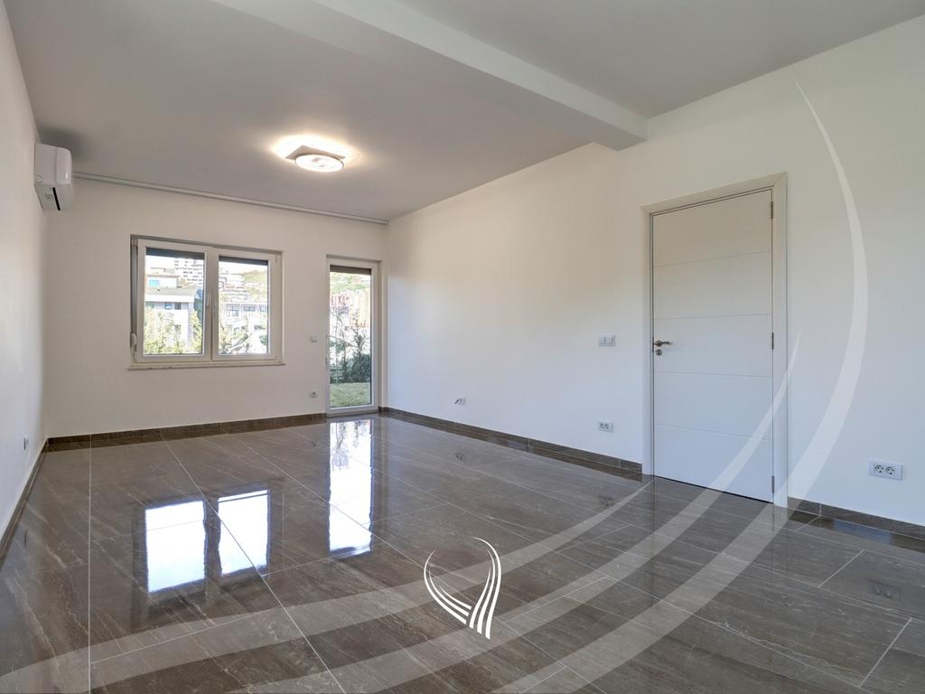 Shtëpi me 3 dhoma gjumi me qira në lagjen Sofalia1