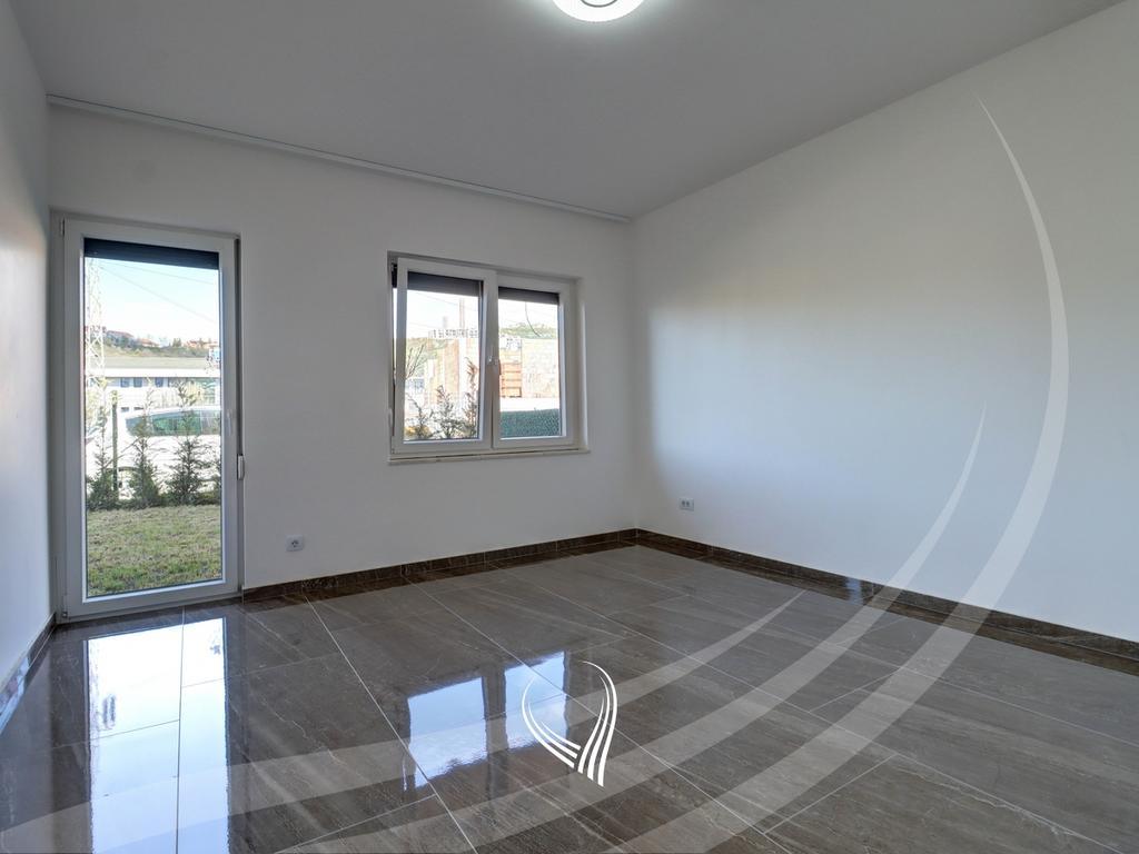 Shtëpi me 3 dhoma gjumi me qira në lagjen Sofalia3