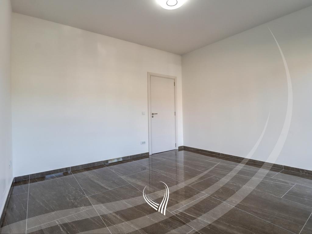 Shtëpi me 3 dhoma gjumi me qira në lagjen Sofalia4