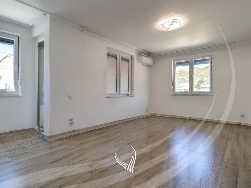 Shtëpi me 3 dhoma gjumi me qira në lagjen Sofalia5