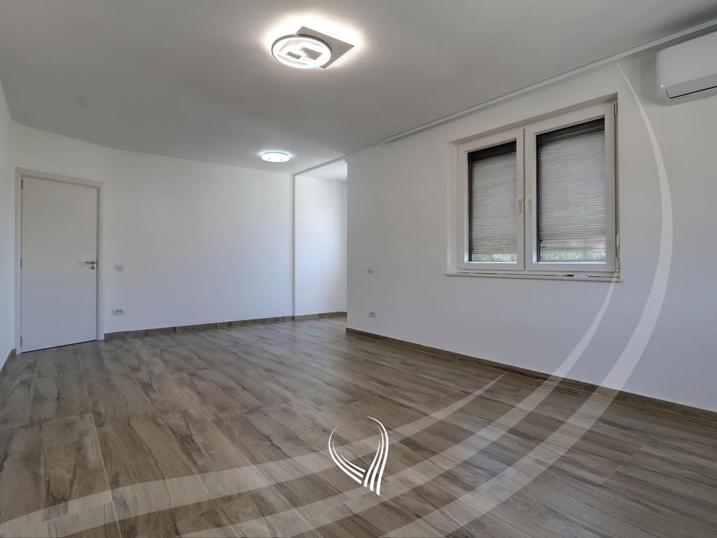 Shtëpi me 3 dhoma gjumi me qira në lagjen Sofalia6