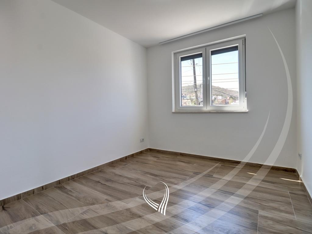 Shtëpi me 3 dhoma gjumi me qira në lagjen Sofalia7