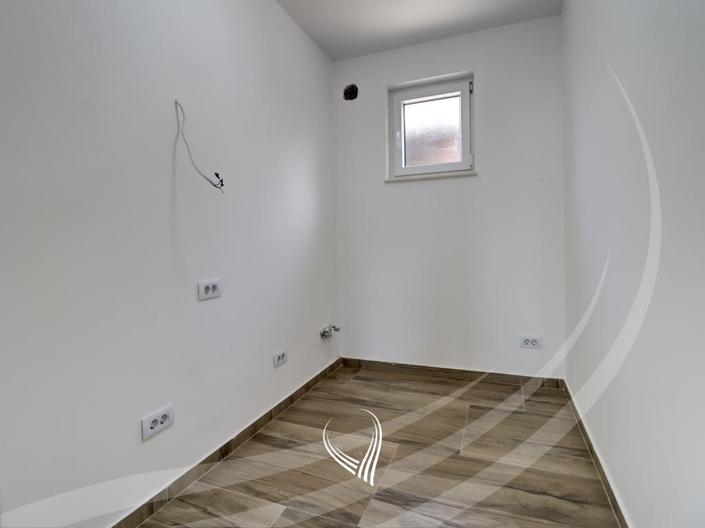 Shtëpi me 3 dhoma gjumi me qira në lagjen Sofalia8