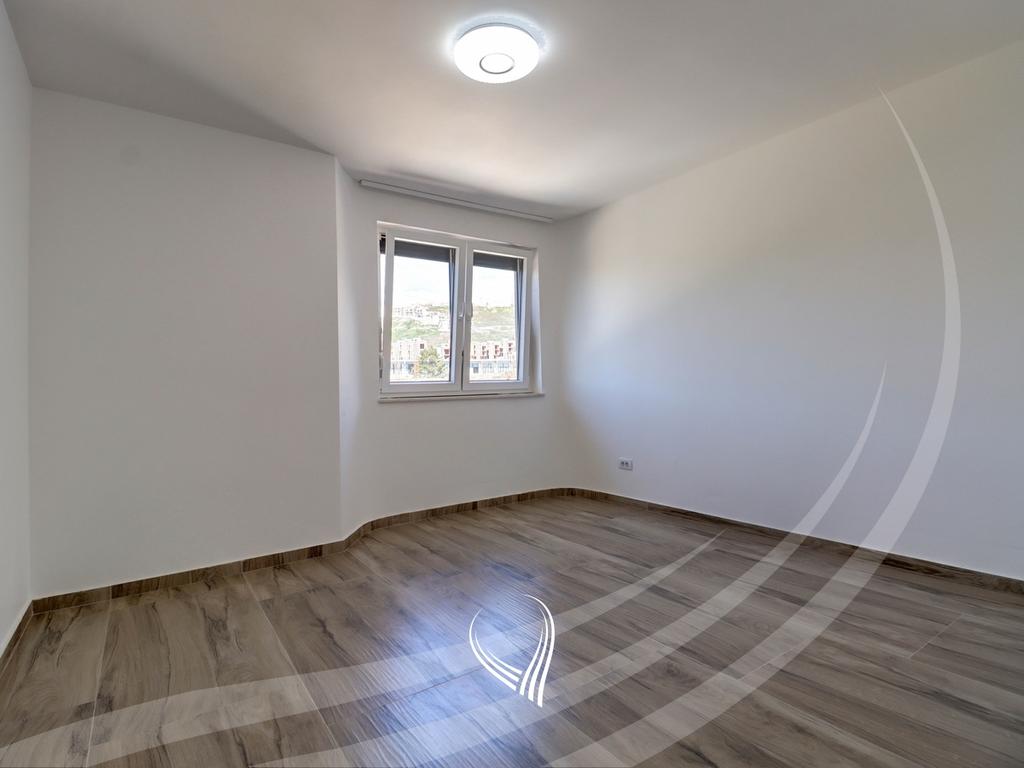 Shtëpi me 3 dhoma gjumi me qira në lagjen Sofalia9