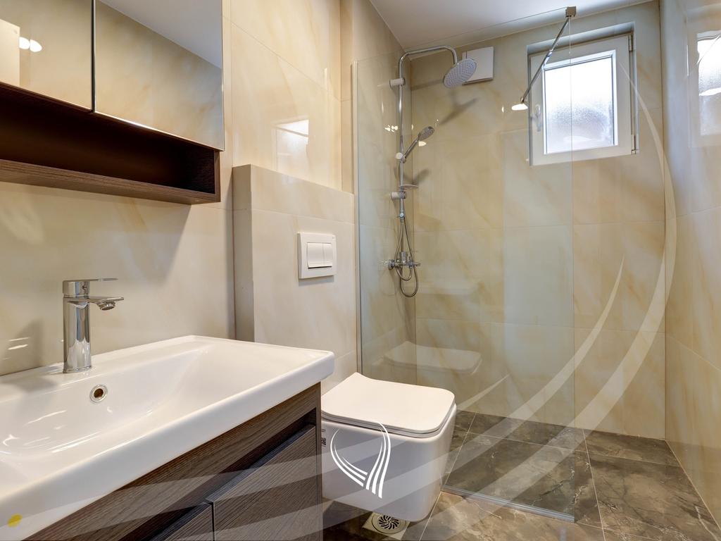 Shtëpi me 3 dhoma gjumi me qira në lagjen Sofalia12