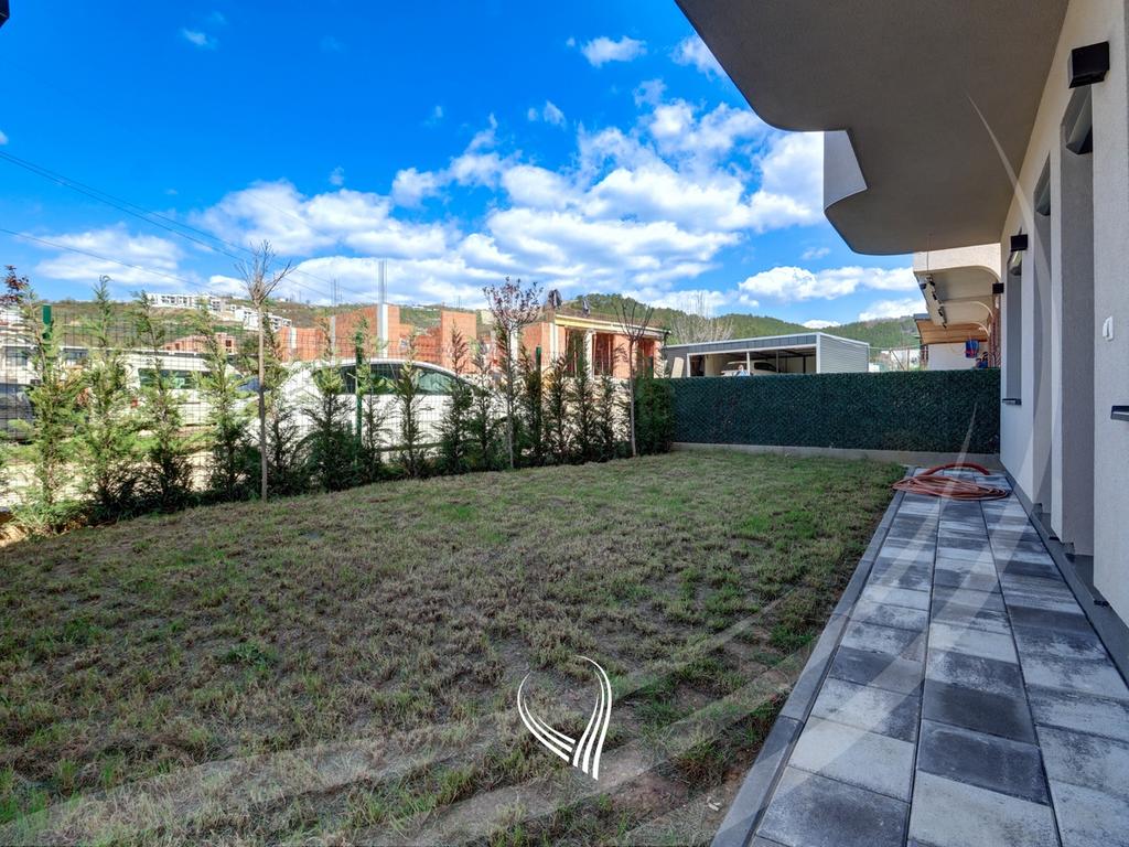 Shtëpi me 3 dhoma gjumi me qira në lagjen Sofalia14