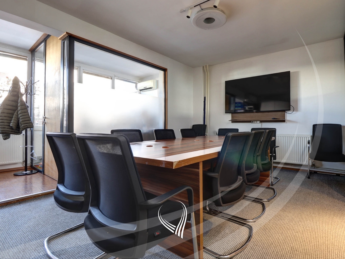 Zyre me 6 dhoma pune me qira në Qendër0