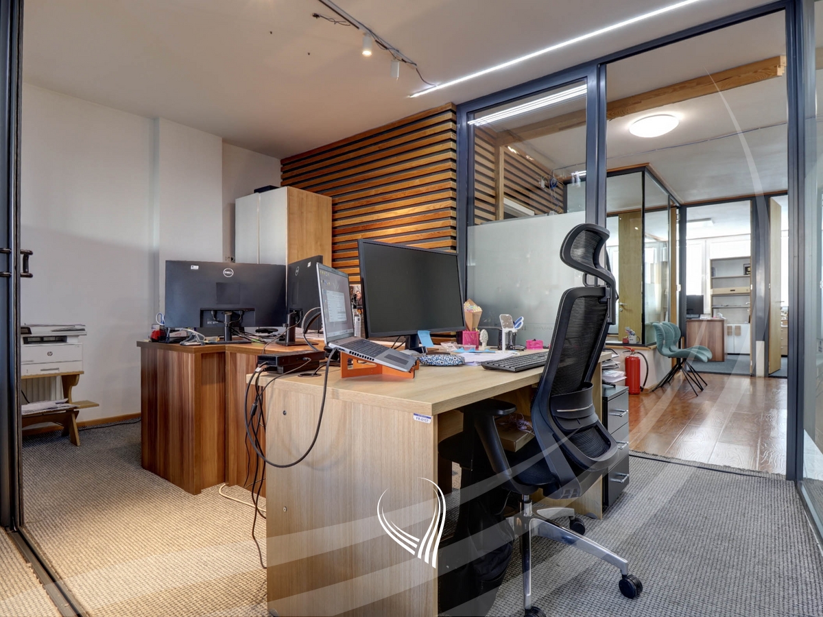 Zyre me 6 dhoma pune me qira në Qendër1