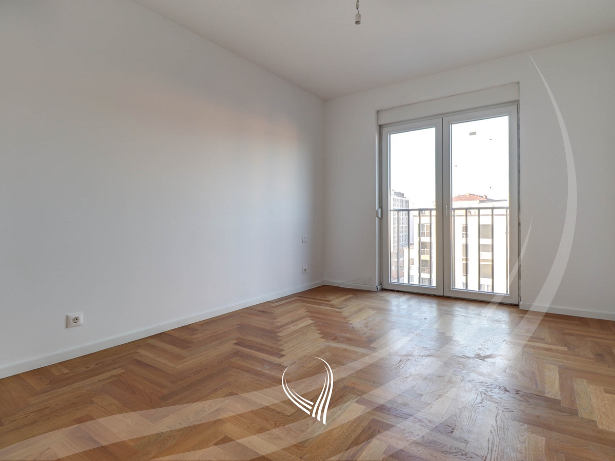 Banesë me 1 dhomë gjumi në shitje në lagjen Tophane – ENG Invest2