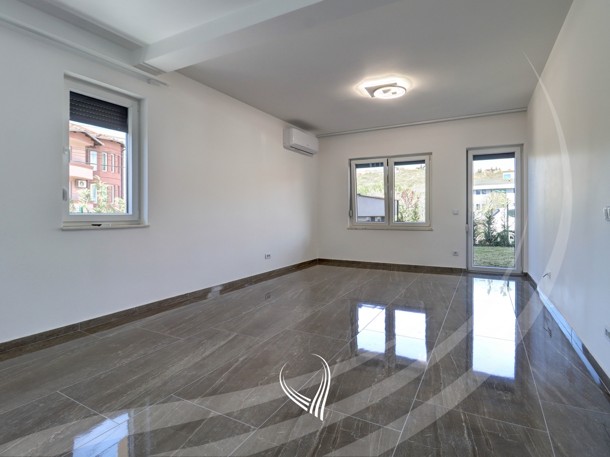 Shtëpi me 3 dhoma gjumi me qira në lagjen Sofalia0