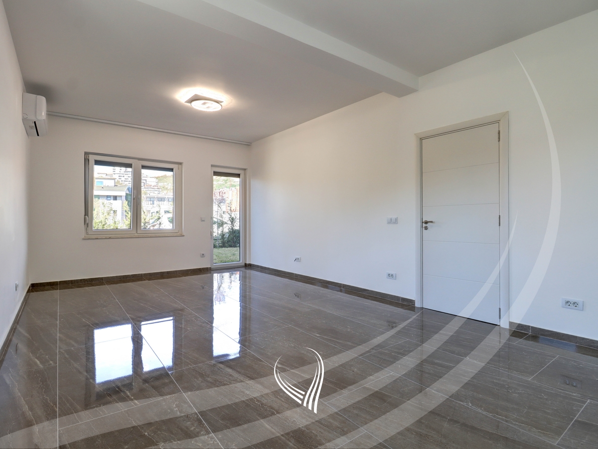 Shtëpi me 3 dhoma gjumi me qira në lagjen Sofalia1