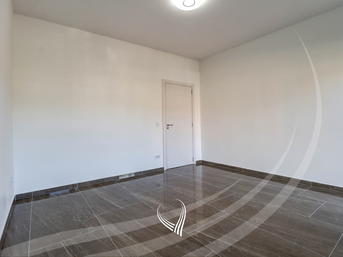 Shtëpi me 3 dhoma gjumi me qira në lagjen Sofalia4