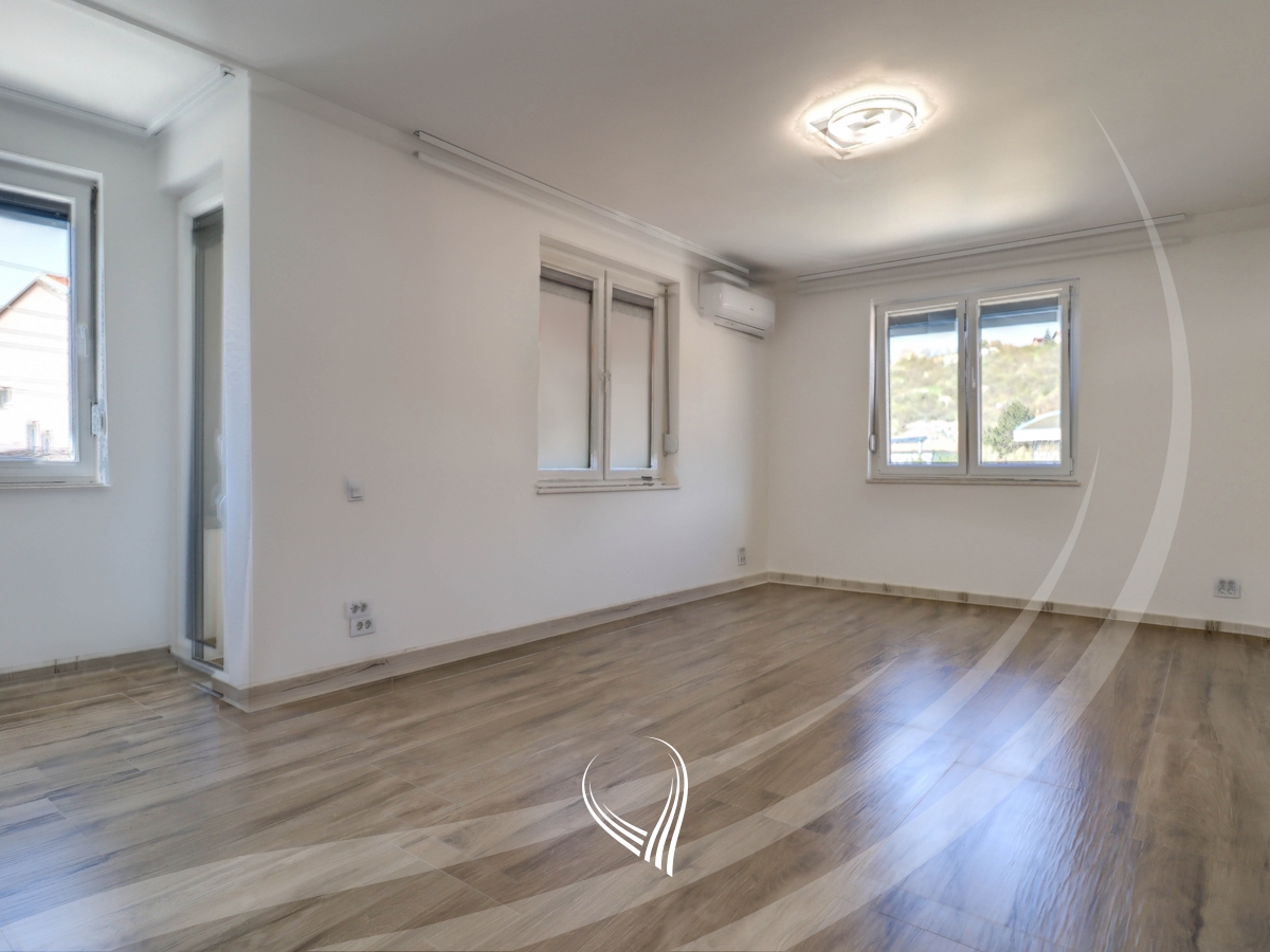 Shtëpi me 3 dhoma gjumi me qira në lagjen Sofalia5