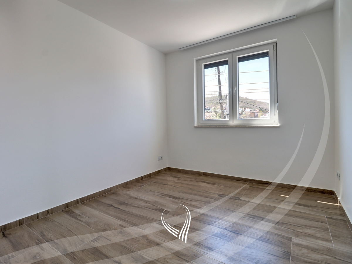 Shtëpi me 3 dhoma gjumi me qira në lagjen Sofalia7