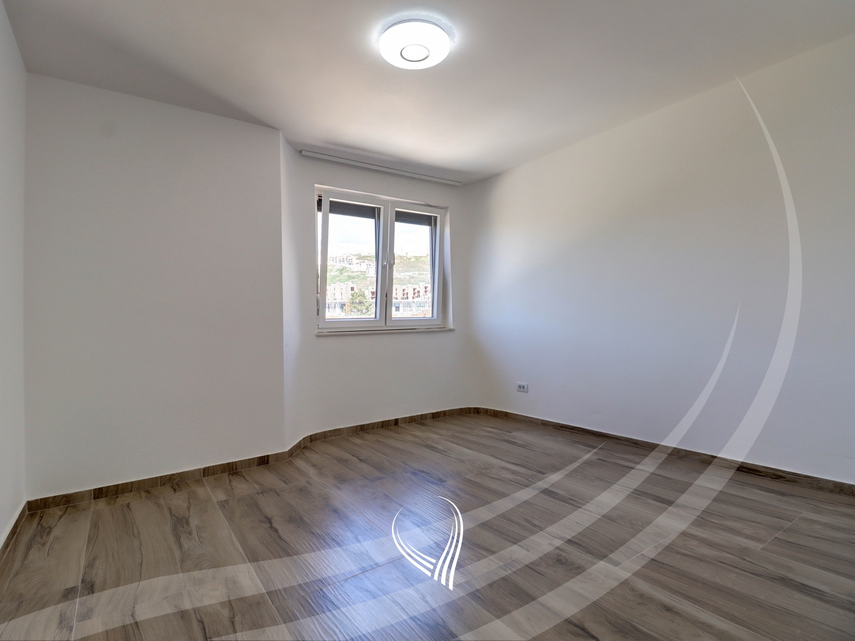 Shtëpi me 3 dhoma gjumi me qira në lagjen Sofalia9