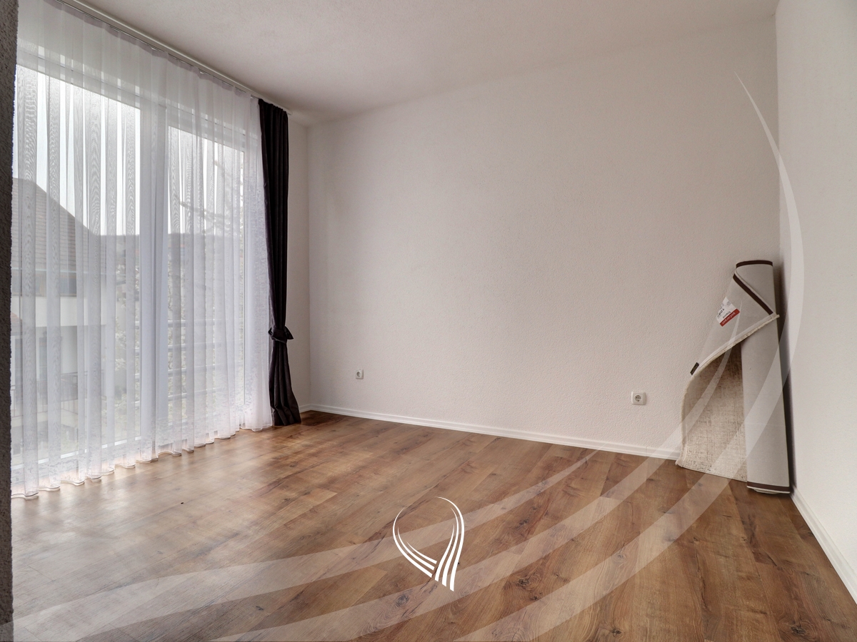 Shtëpi me 4 dhoma gjumi me qira në lagjen Sofalia5