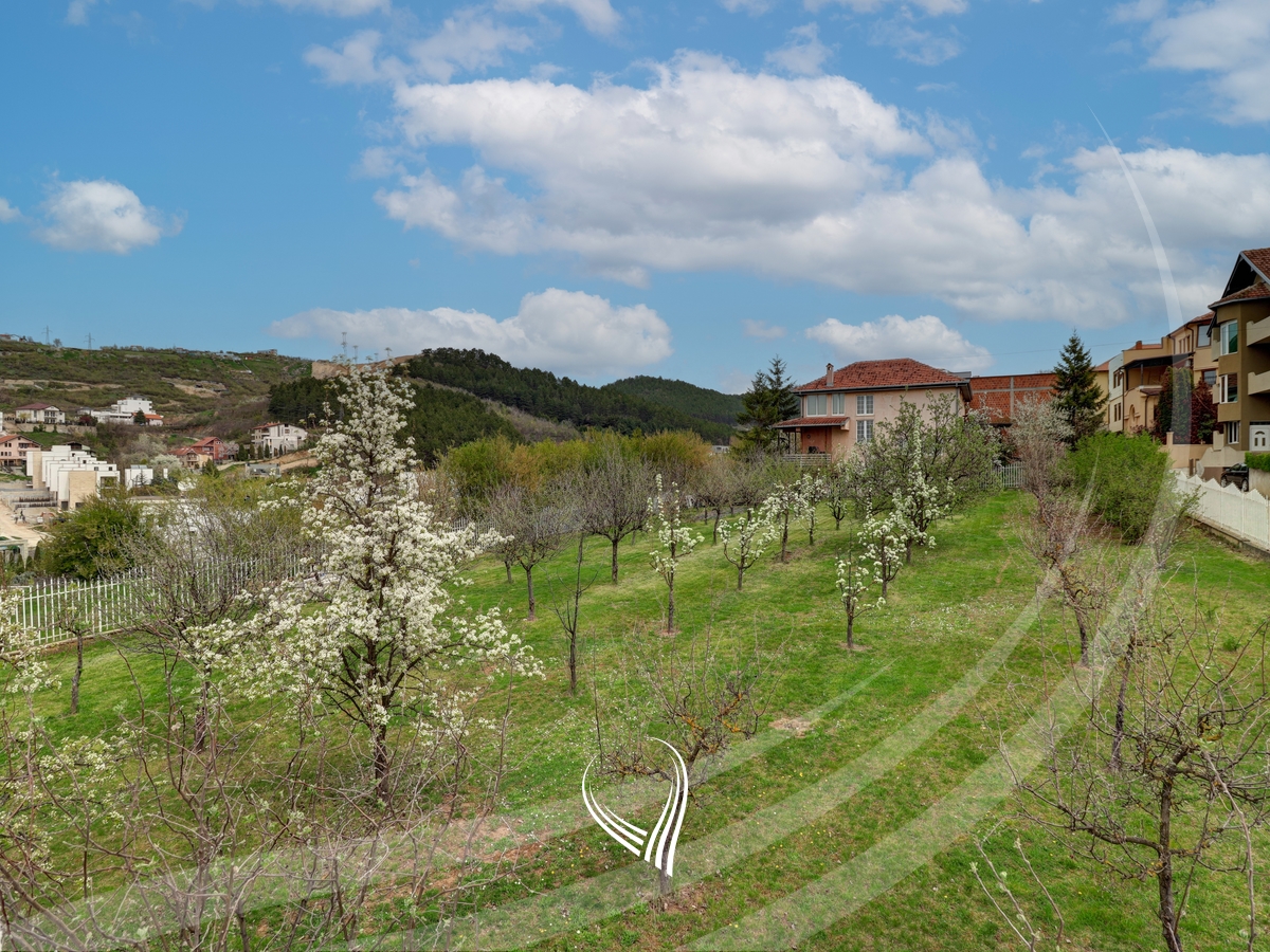 Shtëpi me 4 dhoma gjumi me qira në lagjen Sofalia9