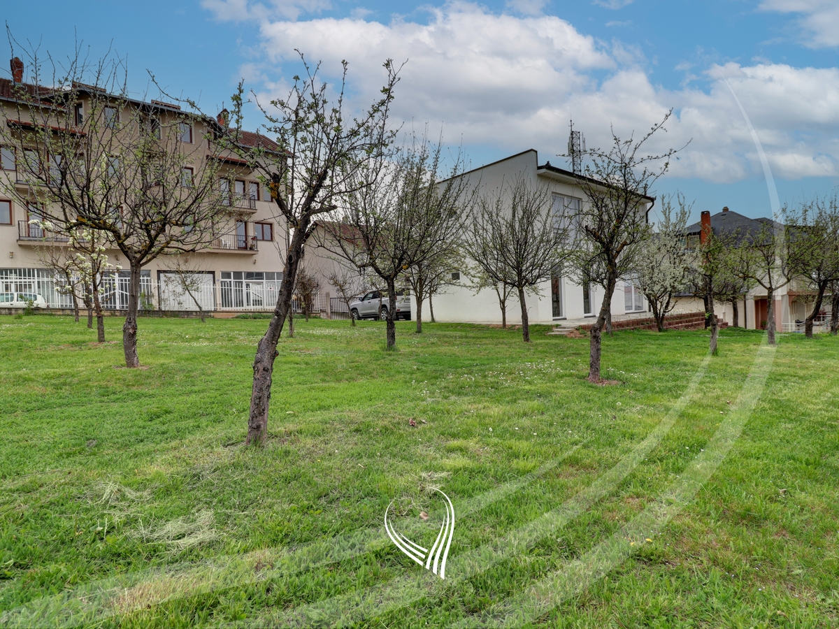 Shtëpi me 4 dhoma gjumi me qira në lagjen Sofalia16