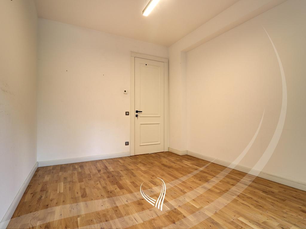 Zyre me 4 dhoma pune me qira në lagjen Aktash4