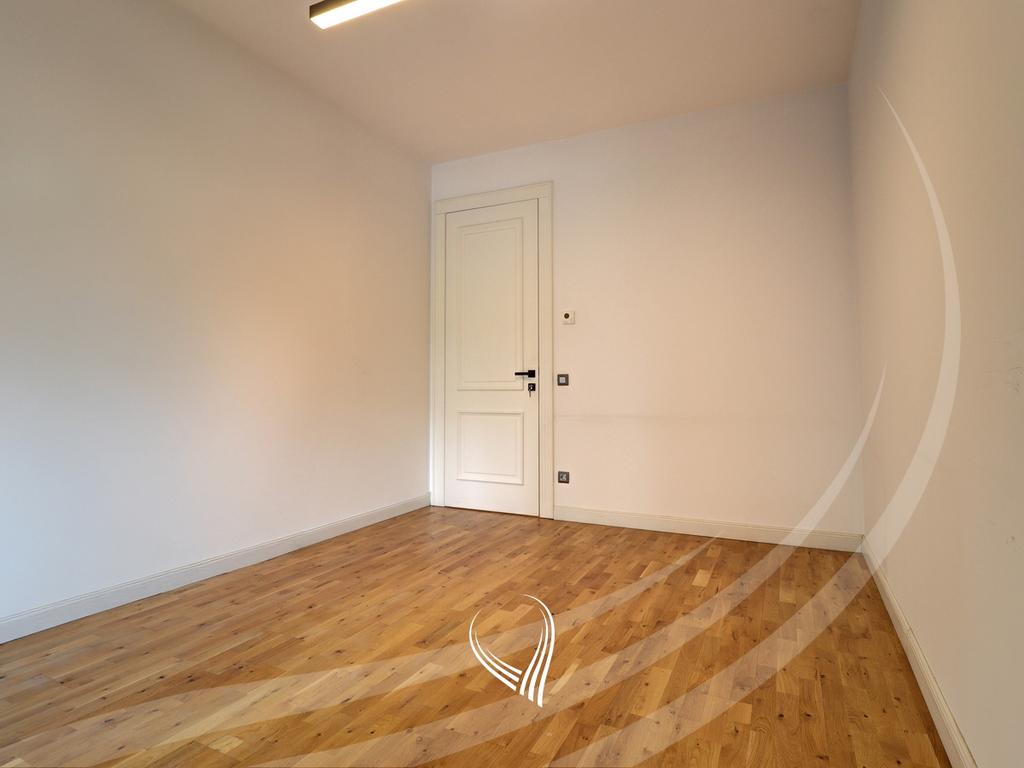 Zyre me 4 dhoma pune me qira në lagjen Aktash6