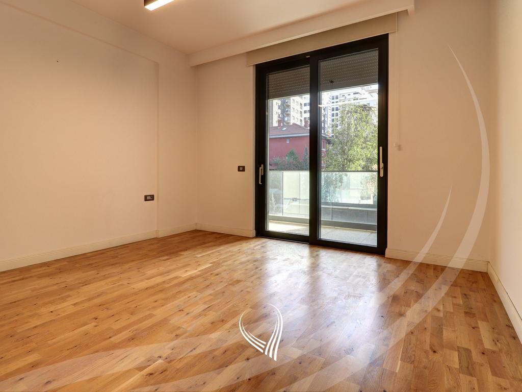 Zyre me 4 dhoma pune me qira në lagjen Aktash8