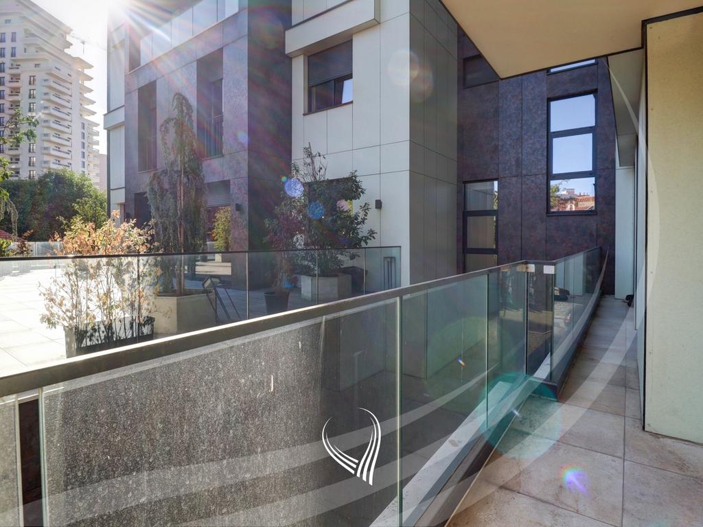 Zyre me 4 dhoma pune me qira në lagjen Aktash11