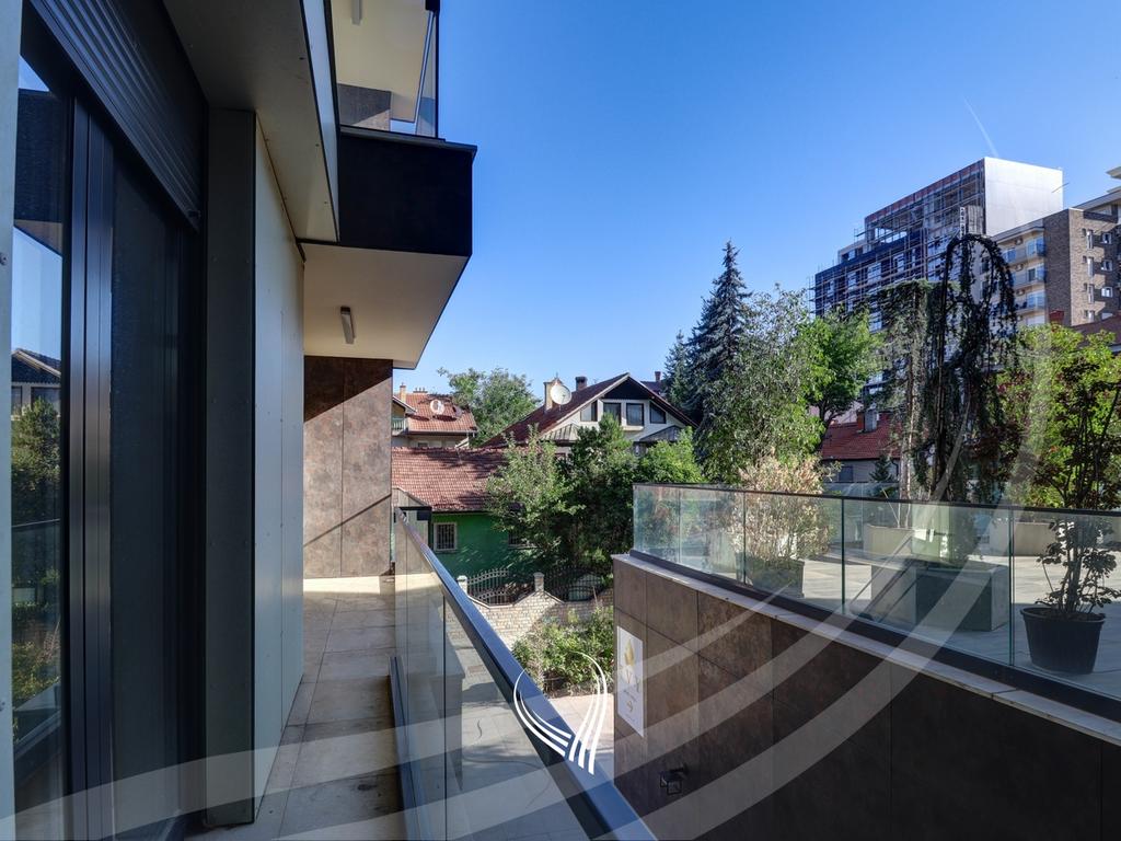 Zyre me 4 dhoma pune me qira në lagjen Aktash12