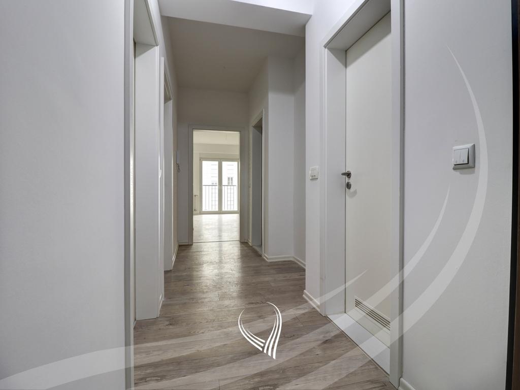 Zyre me 3 dhoma pune me qira në lagjen Mati 1 - Rruga B8