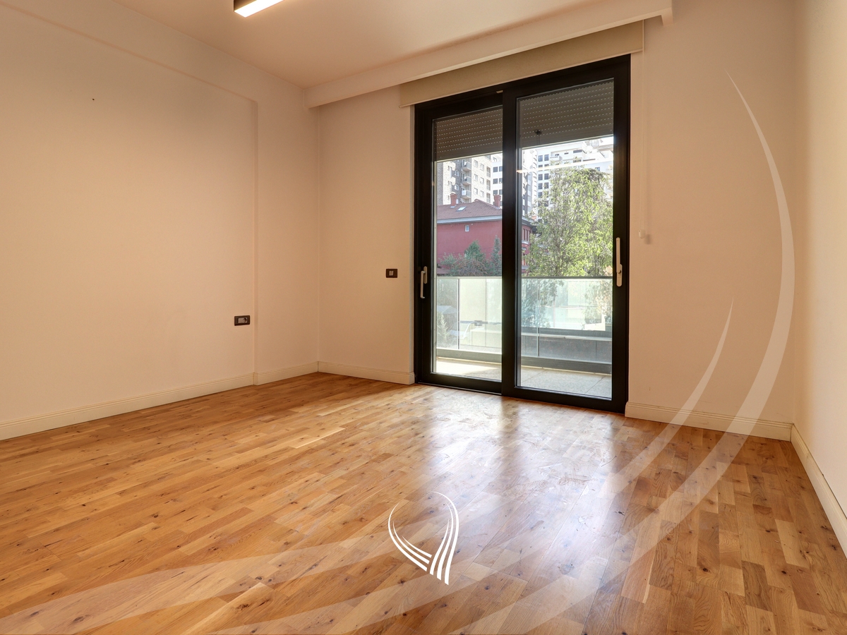 Zyre me 4 dhoma pune me qira në lagjen Aktash8