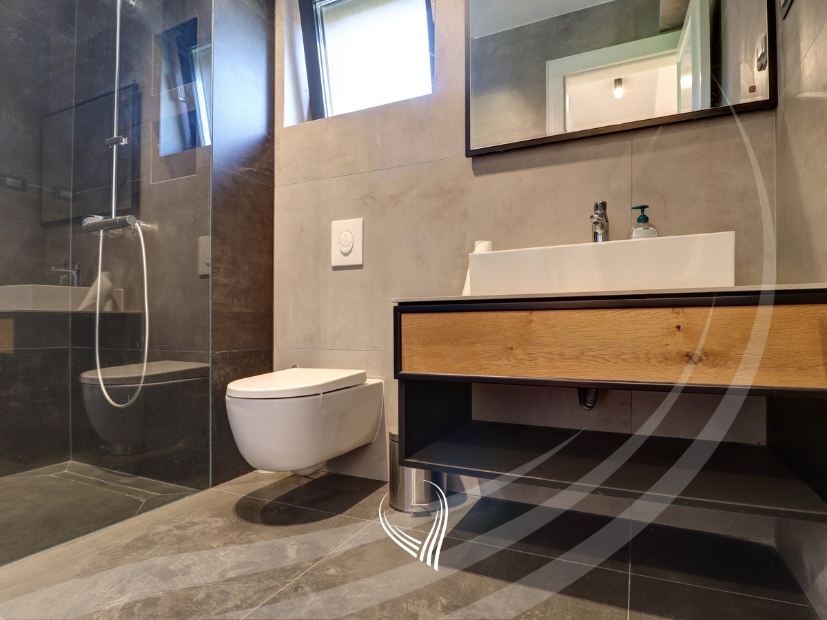 Zyre me 4 dhoma pune me qira në lagjen Aktash16